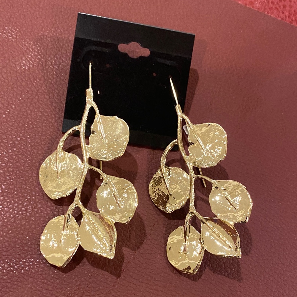 Elegant Gold Leaf Earrings - Picture 1 of 3